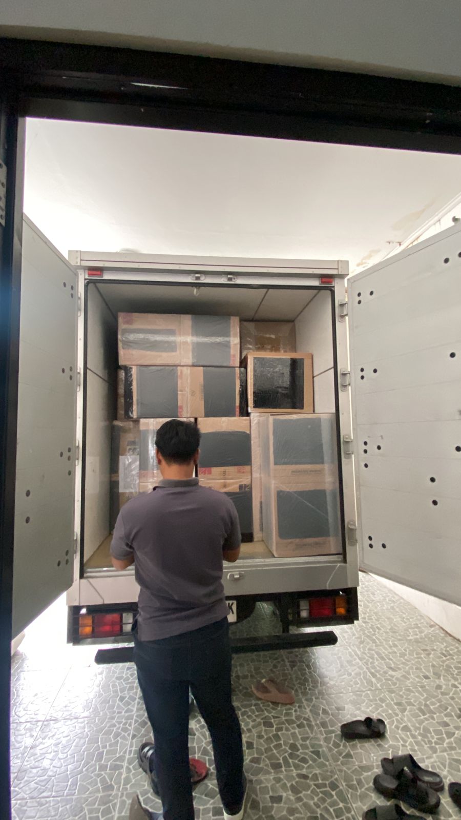 Loading paket ke armada tertutup